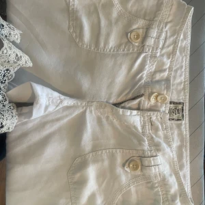 Linnebyxor lågmidja  - Säljer dessa fina lågmidjade ish-bootcut linnebyxor som tyvärr är för korta på mig som är 174 cm lång☹️❣️ Byxorna är i strl M men de är små i storleken så skulle snarare säga S. Köpt second hand men dem är i mycket bra skick!🤗🤗