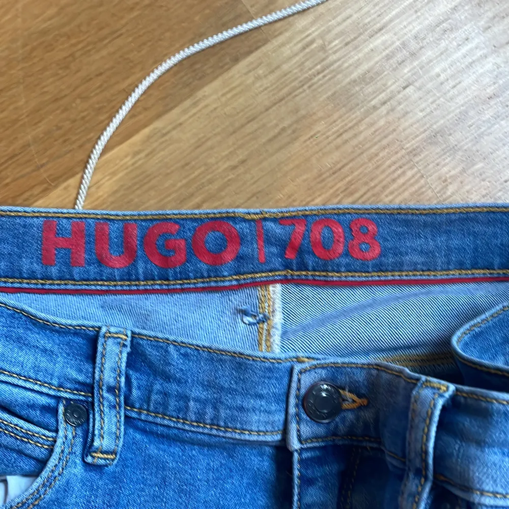 Jag säljer mina Hugo jeans för Dome för stora för mig. Den här en liten fläck man ser inte den. Inga skador jätte bra sick. Jeans & Byxor.