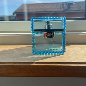 Versace eau Fraiche 50ml - Säljer min versace eau fraiche 50ml då jag inte använder den. 48ml kvar. Riktig kall och fräsch doft, perfekt för sommaren och varmare dagar.  Lådan följer ej med pga tappat bort den. 