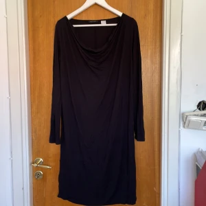 Svart klänning - Svart långärmad klänning 