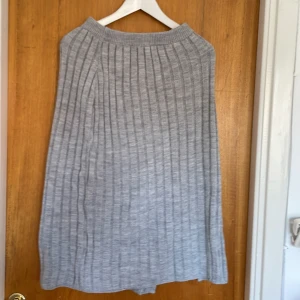 grå kjol - Grå stickad kjol