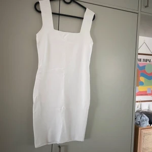 Klänning  - Klänning ifrån zara i storlek M men passar mig som har S också! Strechigt tyg!!  Använd 1 gång!!💖