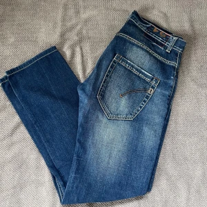 Dondup George  - Feta dondup jeans i storlek 31 passar dig so. Är 180 cm lång. Nypris 3000 mitt pris 699. Hör av er vid frågor mvh/ reselluxe 