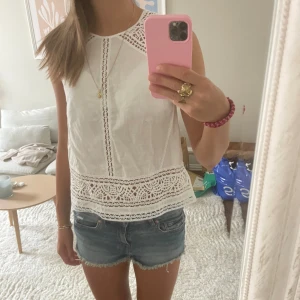 Vit broderad topp från zara - Säljer denna fina broderade toppen från zara som inte sälja längre.💓 Perfekt sommar topp!🌞