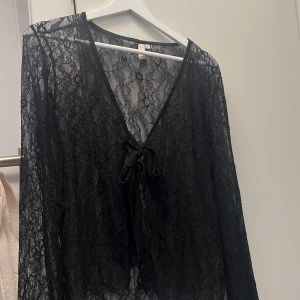 Svart spetstopp från Nelly - Strl M, fint skick.