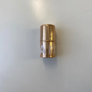 Caia higlighter stick - Caia highliter stick i färgen pearl. Använd men mycket produkt kvar🎀