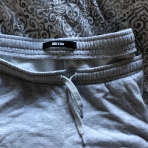Lågmidjade mjukisbyxor - Lågmidjade mjukisbyxor i storlek L från bik bok. Säljer pågrund av att dom krympte i tvätten och är nu för korta på mig. Längden nu passar någon som är ca 165cm. Köpta för 399kr💞