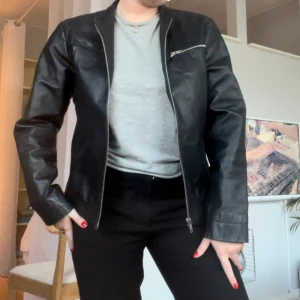 Skinnjacka svart - Superfin skinnjacka som tyvärr inte kommer till användning längre. Superbra skick och i äkta skinn. Passar en xs/s om man vill att webbsida sitta lite baggy.