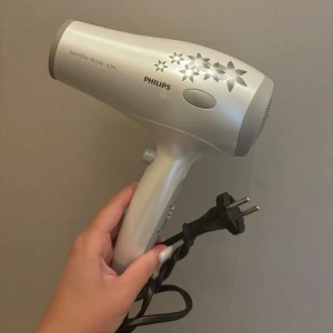 Hårfön - Hårfön från Philips 1800 W. Funkar perfekt! Finns tre olika lägen på värmen och två olika lägen på fläkten.  Köparen står för frakten 💕