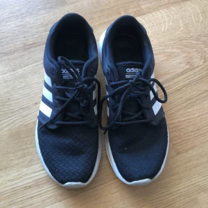 Svarta adidasskor - Svarta adidasskor, använda flitigt men inte mycket slitage alls. Lite enkel tvättning och dom är som nya 😋