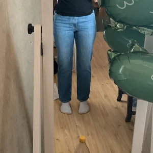Straight jeans mörkblå  - Är i storlek 34 och aldrig använda. Säljer då jag inte tycker passformen är fin på just mig