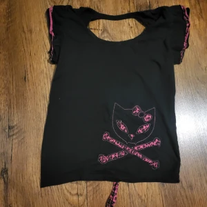 Emo tröja - Jätte snygg tröja som aldrig kommit till användning eftersom det inte riktigt är min stil😞 storlek S/M