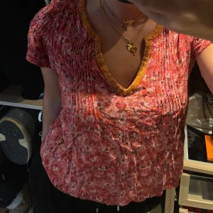 Blus Odd Molly - T-Shirt blus i rödaktig färg från Odd Molly. Passar en 36-38!