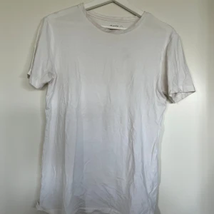 T-shirt - Vit bas t-shirt i herrstorlek small, perfekt bas t-shirt. ☁️💕