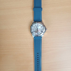 Bulova klocka  - Hej tänkte sälja min bulova klocka för att den ej kommer till användning den är (storlek)L och priser kan diskuteras vid snabb affär 