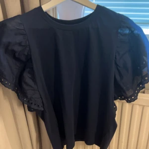 T-shirt  - Nyköpt tröja från Kappahl i storlek S