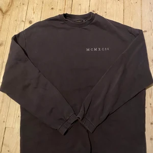 MCMXCII tröja - Säljer en riktigt snygg mörkgrön tröja från asos design den är overzised skicket är 6/10 den är använd några gånger men inga fläckar endast ett litet hål uppe vid halsen. Priset är inte fast kan sänka vid snabb affär.Bara ställ frågor om ni har några