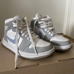Air Jordan 1 Mid Wolf Grey - Inte använt mina Jordans mycket alls (från 2021) så de är i väldigt bra skick. Kan gå ner i pris vid snabb affär 🩶