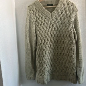 Stickad Zara tröja  - En fint stickad tröja från Zara. Inte används då den är för lång. Den är inte riktigt vit utan drar lite mot grönt.  Har en liten defekt öppe i hörnet, de bild. Samt en förstärkning kring händer och midja, se bild.