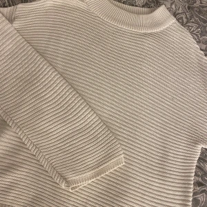 Stickad hög krage  - En vit stickad tröja ifrån Gina tricot, köppt för 399kr