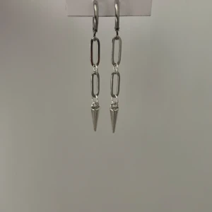 "Esmy" örhängen  - Snygga örhängen som är perfekt nu till sommaren!!❤️‍🔥❤️‍🔥