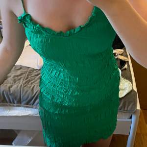 Grön klänning i ett skönt tyg som sitter snyggt på kroppen. Använd fåtal gånger. 