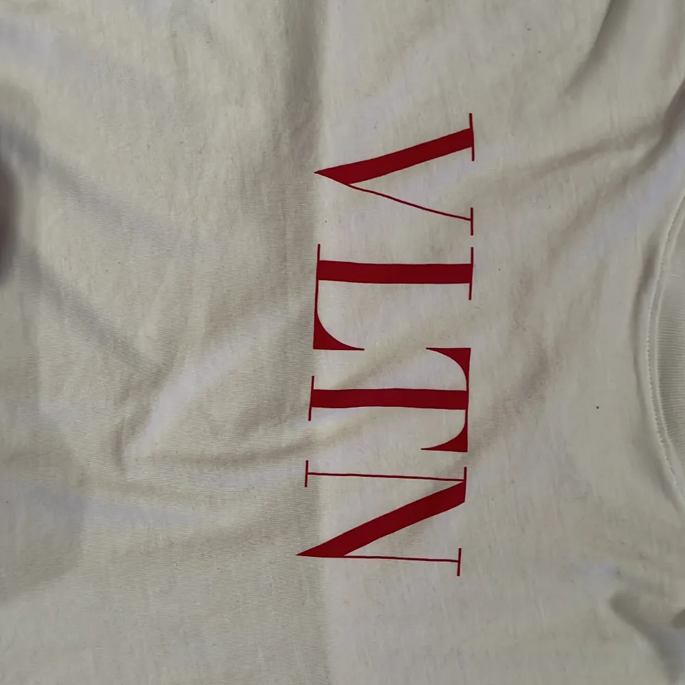 Fet Valentino Tshirt nu för sommaren ☀️👕 I Självklart äkta och äktahetskontrollerad med bevis. Skick 8/10 två pytte små hål kolla sista bilderna. Tveka inte på att ställa frågor!. T-shirts.