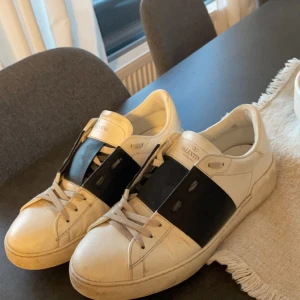 Valentino  - Valentino i storlek 41  Bra skick  Box o de tillkommer 