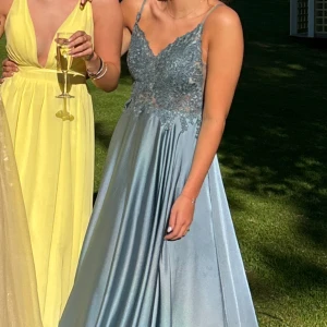 Balklänning  - Min jättefina balklänning är nu till salu! Användes BARA under min baldans mycket bra skick. Reglerbara axelband. Underkjol kan köpas till. Storlek 40 men passar mig som normalt är 36/38. Hör av er vid frågor. Köpt på bröllopshuset i Linköping. 