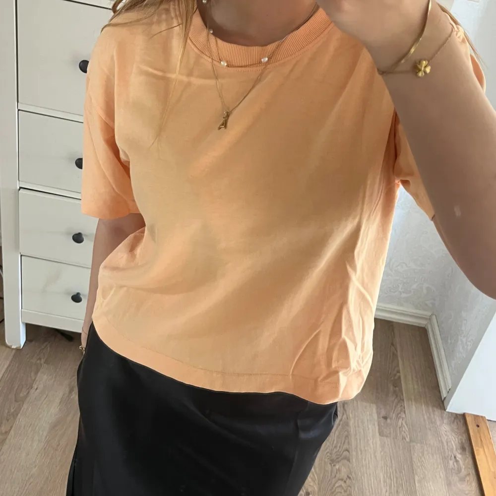 Jag säljer en jättefin orange t-shirt från Gina Tricot i en lite kortare modell. T-shirten har ett tjockare/lyxigare tyg och är i jättefint sick då den är nästan oanvänd. Säljer pga att den inte kommer till någon användning 😇. T-shirts.