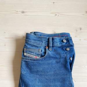 Säljer dessa feta diesel regular fit jeans! De är i tvär bra skick. Kontakta om du är intresserad eller har frågor!