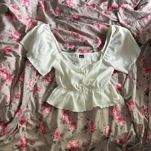 Topp - Super söt blus/topp från Gina i storlek M, oanvänd perfekt till sommaren🌸