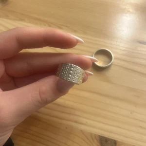 Ringar - Två ringar i bra skick, säljer båda för 250. Båda ringarna är i samma storlek. Skriv om ni vill ha mer bilder💗