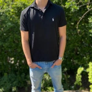 Ralph lauren pike - Säljer denna riktigt feta piké/pike från ralph lauren som passar perfekt nu till sommaren!☀️ Tröjan är i jätte fint skick utan några defekter eller andra problem✅ 💬Vid minsta tanke, hör gärna av dig!💬💯  