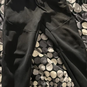 Nike tech byxor  - Hej! Säljer min Nike tech byxor. Använda? Skick 7/10 kom privat om ni är intresserade av mer bilder!