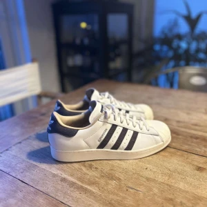 Adidas Original Superstar - Ett par grymt snygga sneakers från adidas i fint skick! Den är använda men i fortfarande perfekt skick! Storlek 45 1/3, dem är stora i storlekarna så skulle säga dem passar 44 perfekt!🏝️ Hör av er vid frågor eller funderingar!🙌🏻