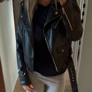 Skinnjacka Zara - Jag säljer denna superfina skinnjackan (skinnet är ej äkta). Den är i nyskick men säljer för att den tyvärr inte kommer till användning🧥💕PRIS KAN DISKUTERAS!