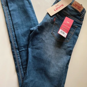Nya Levis jeans - Helt nya Levis 710 Super Skinny Bra till en som är ca 13 år