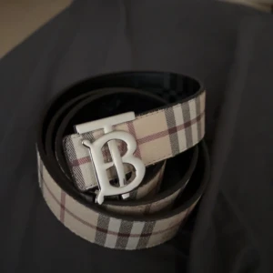 Burberry bälte  - Helt ny, den passa mig inte tyvärr så vill få bort den så snabbt som möjligt, kom med ett pris i tanke , 2 i 1 bälte