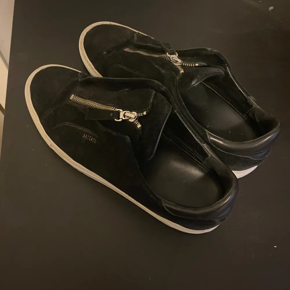 Hej säljer dessa riktigt grischiga zip skorna från arigato💯💯 riktigt laidback 👍skick 7/10, storlek 44👍kolla in profilen för liknande annonser💯💯. Skor.