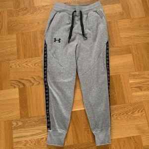 Under Armour mjukisbyxor stl S - Ett par knappt använda mjukisbyxor från Under Armour, super snygga men tyvärr för små för mig. Topp skick!
