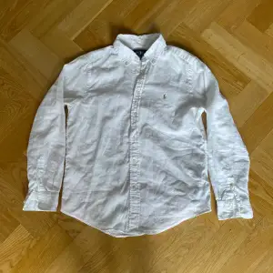 En riktigt snygg vit skjorta från ralph lauren i linne. Barnstorlek L vilket motsvarar XS. Skjortan passar om man är mellan 165-175. Nypris 1600 kr mitt pris 450 pris kan diskuteras hör av er vid frågor