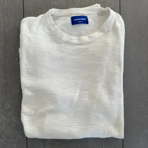 Säljer nu denna snygga vita sweatshirten från Jack & Jones. Helt sprillans ny. Nypriset var 800kr men säljer den nu för endast 199kr så passa på den lär säljas snabbt! Först till kvarn🤝
