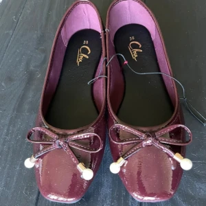 Vinröda ballerinaskor  - Säljer denna vinröda ballerinaskor i storlek 38. Eftersom dem var för små för mig. Köpte dessa på vinted och det är inga skador på den. Skriv om du är intresserad:) pris kan diskuteras 