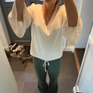 Vit volangblus  - Vit volangblus från H&M i storlek 36. Använd gärna köp nu!