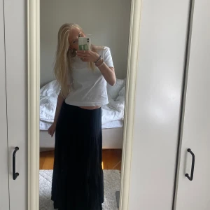 Kjol - Jättefin sommarkjol från stradivarius. Däljer då den är för kort på mig som är 170