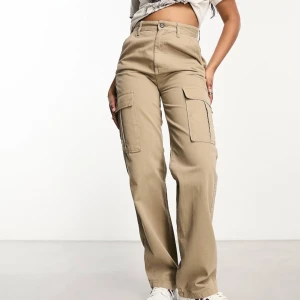 Cargo beige - Från stradivarius, mycket bra skick skriv för fler bilder och pris kan diskuteras