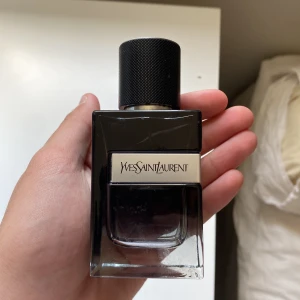 Ysl perfym.         - Pytte lite mindre än hälften är kvar i flaskan    ⚠️LÄGG PRISFÖRSLAG⚠️