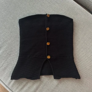 Stickad Bandeau-topp - Stickad Bandeau-topp från Zara med gulddetaljer. Toppen är i stl M men passar S-M