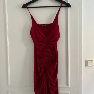 Röd klänning från fashion Nova i St xs